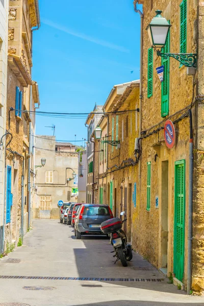 Tarihi Merkezi Arta Mallorca Spai Dar Bir Sokakta Görünümünü — Stok fotoğraf