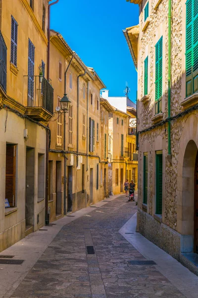Vista Una Calle Estrecha Casco Antiguo Pollenca Mallorca Spai — Foto de Stock