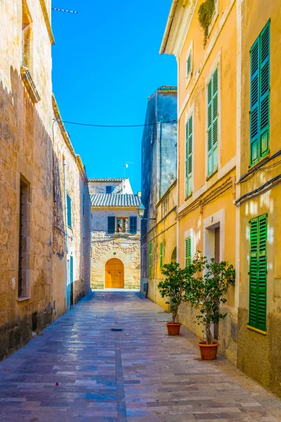 Vista Una Calle Estrecha Casco Antiguo Alcudia Mallorca Spai — Foto de Stock