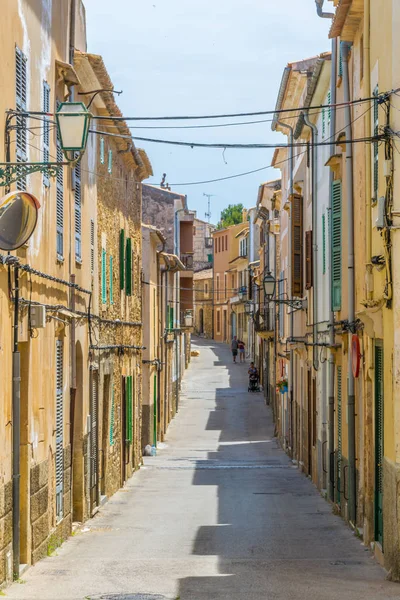 Tarihi merkezi Arta, Mallorca, Spai dar bir sokakta görünümünü