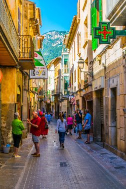 Nottingham, İspanya, 26 Mayıs 2017: İnsanlar aracılığıyla İspanyol şehir Nottingham Mallorc, dar bir sokakta geziniyor