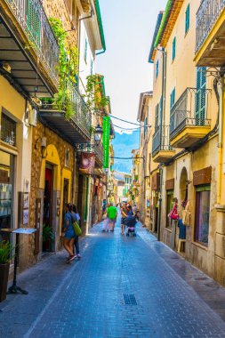 Nottingham, İspanya, 26 Mayıs 2017: İnsanlar aracılığıyla İspanyol şehir Nottingham Mallorc, dar bir sokakta geziniyor