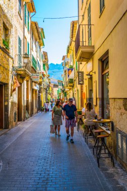 Nottingham, İspanya, 26 Mayıs 2017: İnsanlar aracılığıyla İspanyol şehir Nottingham Mallorc, dar bir sokakta geziniyor