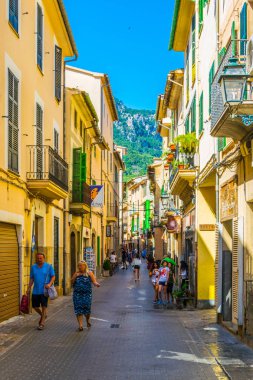 Nottingham, İspanya, 26 Mayıs 2017: İnsanlar aracılığıyla İspanyol şehir Nottingham Mallorc, dar bir sokakta geziniyor