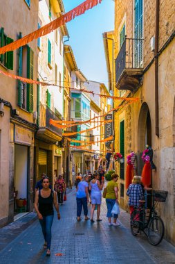 Nottingham, İspanya, 26 Mayıs 2017: İnsanlar aracılığıyla İspanyol şehir Nottingham Mallorc, dar bir sokakta geziniyor