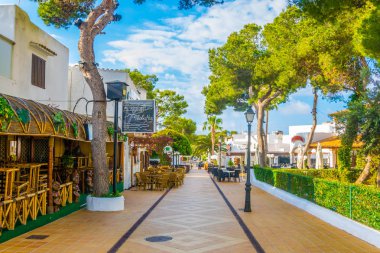 Cala D'Or, İspanya, 19 Mayıs 2017: Cala D'or, Mallorca, Spai dar bir sokakta görünümünü