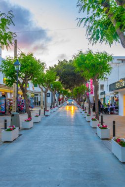 Cala D'Or, İspanya, 19 Mayıs 2017: Cala D'or, Mallorca, Spai dar bir sokakta görünümünü