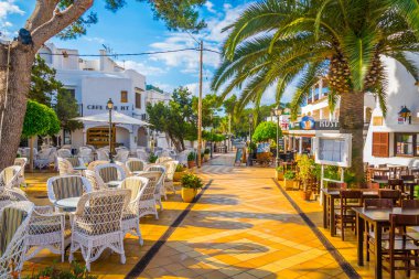 Cala D'Or, İspanya, 19 Mayıs 2017: Cala D'or, Mallorca, Spai dar bir sokakta görünümünü
