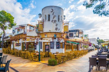Cala D'Or, İspanya, 19 Mayıs 2017: Cala D'or, Mallorca, Spai dar bir sokakta görünümünü