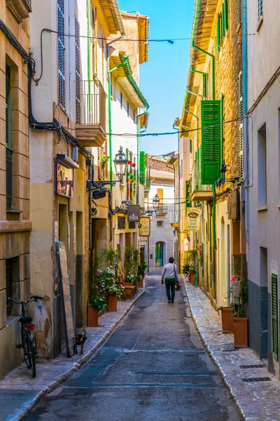 Soller Spanien Mai 2017 Menschen Schlendern Durch Eine Enge Straße — Stockfoto