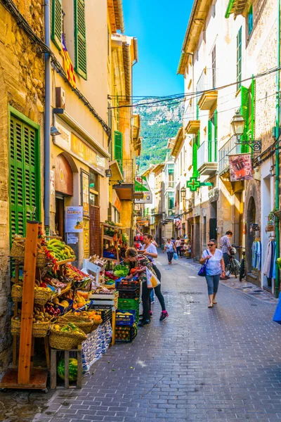 Soller Spanien Mai 2017 Menschen Schlendern Durch Eine Enge Straße — Stockfoto