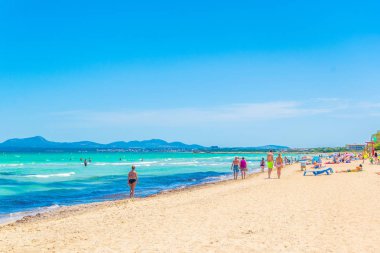 Can Picafort, İspanya, 23 Mayıs 2017: Bir Port d'Alcudia ve Can Picafort, Spai arasındaki Alcudia plaj