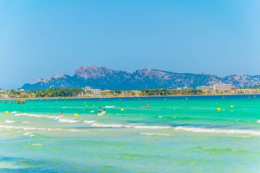 Can Picafort, İspanya, 23 Mayıs 2017: Bir Port d'Alcudia ve Can Picafort, Spai arasındaki Alcudia plaj