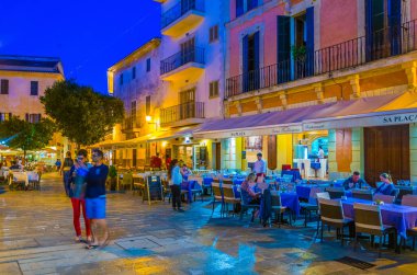 Alcudia, İspanya, 23 Mayıs 2017: Eski kasaba Alcudia, Mallorca, Spai dar bir sokakta gün batımı görünümü