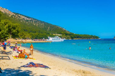 Formentor, İspanya, 24 Mayıs 2017: İnsanlar Playa de Formentor, Mallorca, Spai, güneşli bir gün tadını çıkarıyor