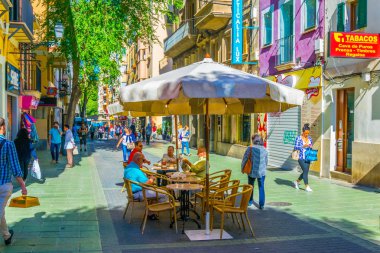 Palma De Mallorca, İspanya, 18 Mayıs 2017:View dar sokak içinde tarihi merkezi Palma de Mallorca, Spai