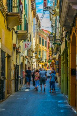 Palma De Mallorca, İspanya, 18 Mayıs 2017:View dar sokak içinde tarihi merkezi Palma de Mallorca, Spai