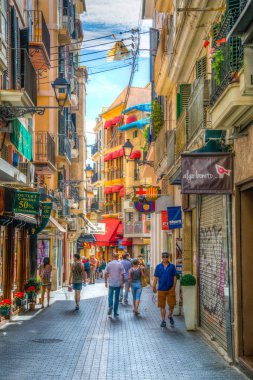 Palma De Mallorca, İspanya, 18 Mayıs 2017:View dar sokak içinde tarihi merkezi Palma de Mallorca, Spai
