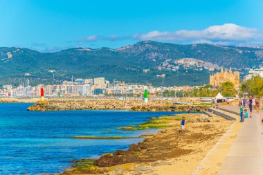 Portixol, İspanya, 19 Mayıs 2017: Palma de Mallorca kumsalda arka plan, Spai Katedrali'nde ile