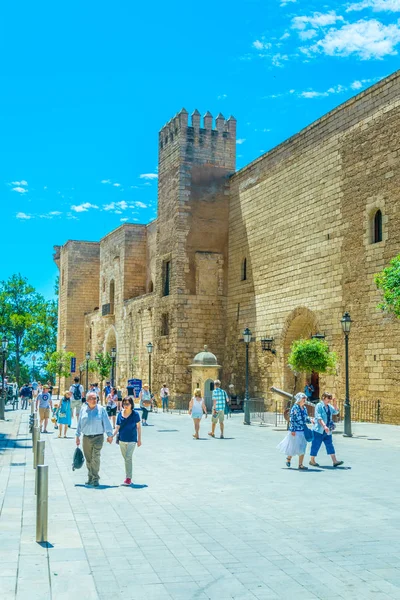 Palma Mallorca Spain May 2017 People Passing Catedral Mallorca Palma — Stock Photo, Image