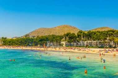 Bir Port D'Alcudia, İspanya, 24 Mayıs 2017: İnsanlar Alcudia beach, Mallorca, Spai güneşli bir gün tadını çıkarıyor