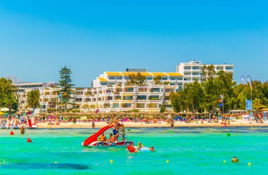 Bir Port D'Alcudia, İspanya, 25 Mayıs 2017: Tatil beldelerinden Mallorca, Spai kumsalda Alcudia yanında gergin