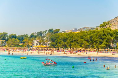 Bir Port D'Alcudia, İspanya, 24 Mayıs 2017: İnsanlar Alcudia beach, Mallorca, Spai güneşli bir gün tadını çıkarıyor
