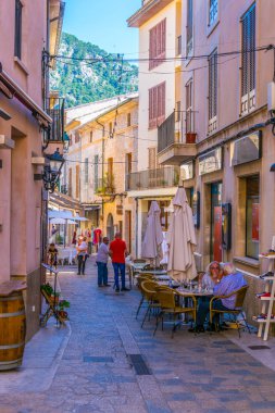 Pollenca, İspanya, 25 Mayıs 2017: Eski şehir Pollenca, Mallorca, Spai dar bir sokakta görünümünü