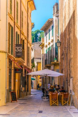 Pollenca, İspanya, 25 Mayıs 2017: Eski şehir Pollenca, Mallorca, Spai dar bir sokakta görünümünü