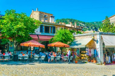 Valldemossa, İspanya, 26 Mayıs 2017: İnsanlar aracılığıyla İspanyol şehir Valldemossa adlı Mallorc dar bir sokakta geziniyor