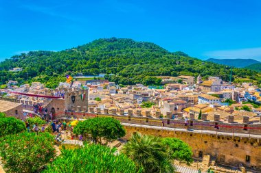 Capdepera, İspanya, 21 Mayıs 2017: Gezinti aracılığıyla Capdepera kale bir ortaçağ Pazar sırasında Mallorca, Spai insanlar