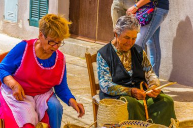 Capdepera, İspanya, 21 Mayıs 2017: Capdepera, Mallorca, Spai bir ortaçağ market sırasında onların zanaat vitrine dokumacılar