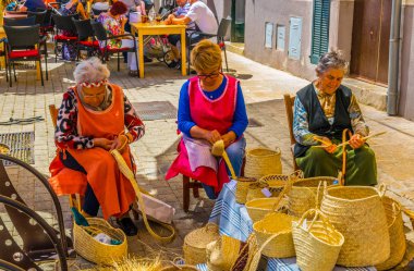 Capdepera, İspanya, 21 Mayıs 2017: Capdepera, Mallorca, Spai bir ortaçağ market sırasında onların zanaat vitrine dokumacılar