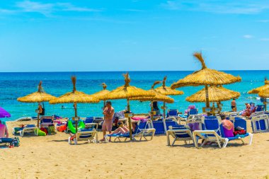 Canyamel, İspanya, 21 Mayıs 2017: İnsanlar yaz Mallorca, Spai Canyamel plajda tadını çıkarıyor