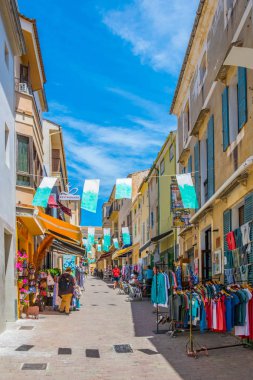 Arta, İspanya, 22 Mayıs 2017: Tarihi merkezi Arta, Mallorca, Spai dar bir sokakta görünümünü
