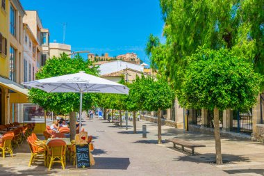 Arta, İspanya, 22 Mayıs 2017: Tarihi merkezi Arta, Mallorca, Spai dar bir sokakta görünümünü