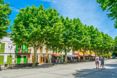 Arta, İspanya, 22 Mayıs 2017: Tarihi merkezi Arta, Mallorca, Spai dar bir sokakta görünümünü