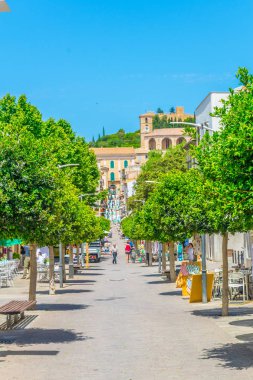 Arta, İspanya, 22 Mayıs 2017: Tarihi merkezi Arta, Mallorca, Spai dar bir sokakta görünümünü