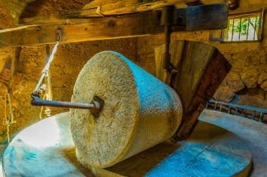 Miramar, İspanya, 26 Mayıs 2017: Petrol Monestir de Miramar Mallorca, Spai adlı fabrikada