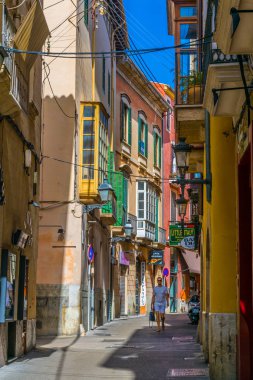 Palma De Mallorca, İspanya, 18 Mayıs 2017:View dar sokak içinde tarihi merkezi Palma de Mallorca, Spai