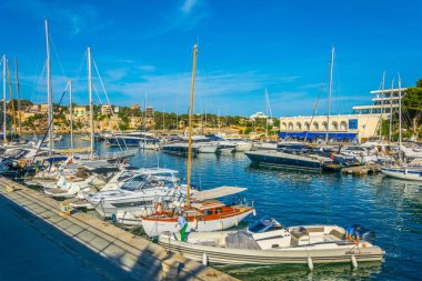 Porto Cristo, İspanya, 20 Mayıs 2017: Porto Cristo, Mallorca, Spai marinada