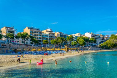 Porto Cristo, İspanya, 20 Mayıs 2017: Porto Cristo, Mallorca, Spai kumsalda