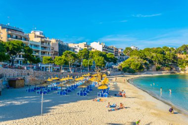 Porto Cristo, İspanya, 20 Mayıs 2017: Porto Cristo, Mallorca, Spai kumsalda