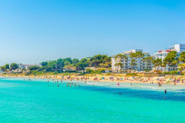 Bir Port D'Alcudia, İspanya, 24 Mayıs 2017: İnsanlar Alcudia beach, Mallorca, Spai güneşli bir gün tadını çıkarıyor