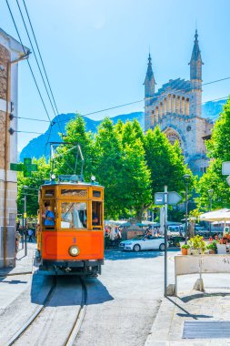 Nottingham, İspanya, 26 Mayıs 2017: Nottingham Mallorca, Spai, Sant Bartomeu kilise önünde geleneksel kırmızı tramvay geçiyor