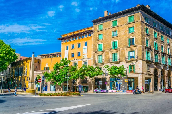 Palma De Mallorca, İspanya, 18 Mayıs 2017: Bir dikilitaş görünümü Placa del rei'joan carles ben içinde tarihi merkezi, Palma de Mallorca, Spai