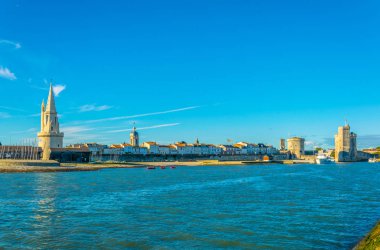 Bağlantı noktası La tour de la lanterne, Tur de la chaine ve tur Saint Nicholas, Frangı tarafından korunan rochelle