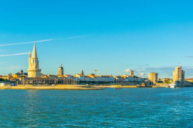 Bağlantı noktası La tour de la lanterne, Tur de la chaine ve tur Saint Nicholas, Frangı tarafından korunan rochelle