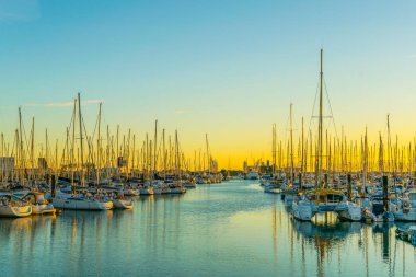 La Rochelle 'deki Port des Minimes üzerinde gün batımı görünümü, Franc