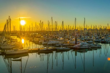 La Rochelle 'deki Port des Minimes üzerinde gün batımı görünümü, Franc